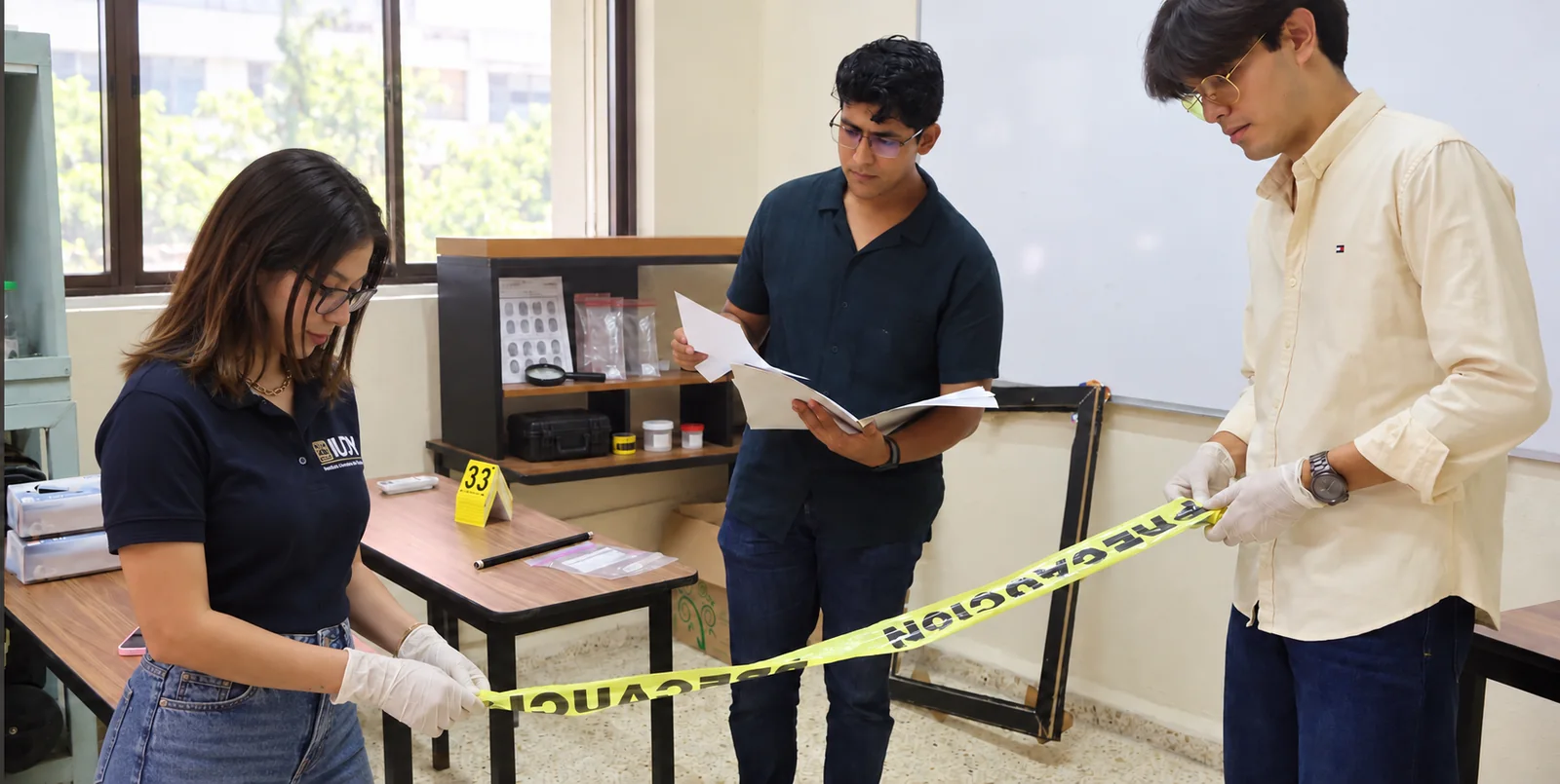 Estudiantes realizan una práctica académica de criminalística.