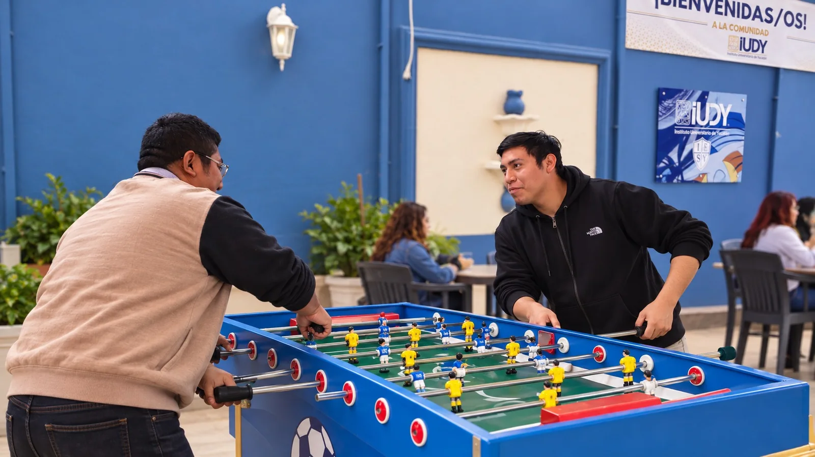 Estudiantes comparten una actividad recreativa en el campus.