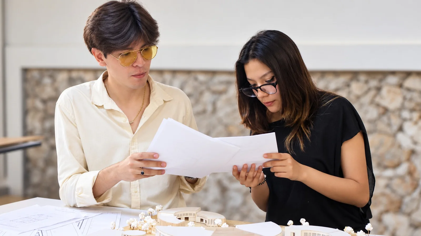Estudiantes revisan un proyecto de arquitectura.