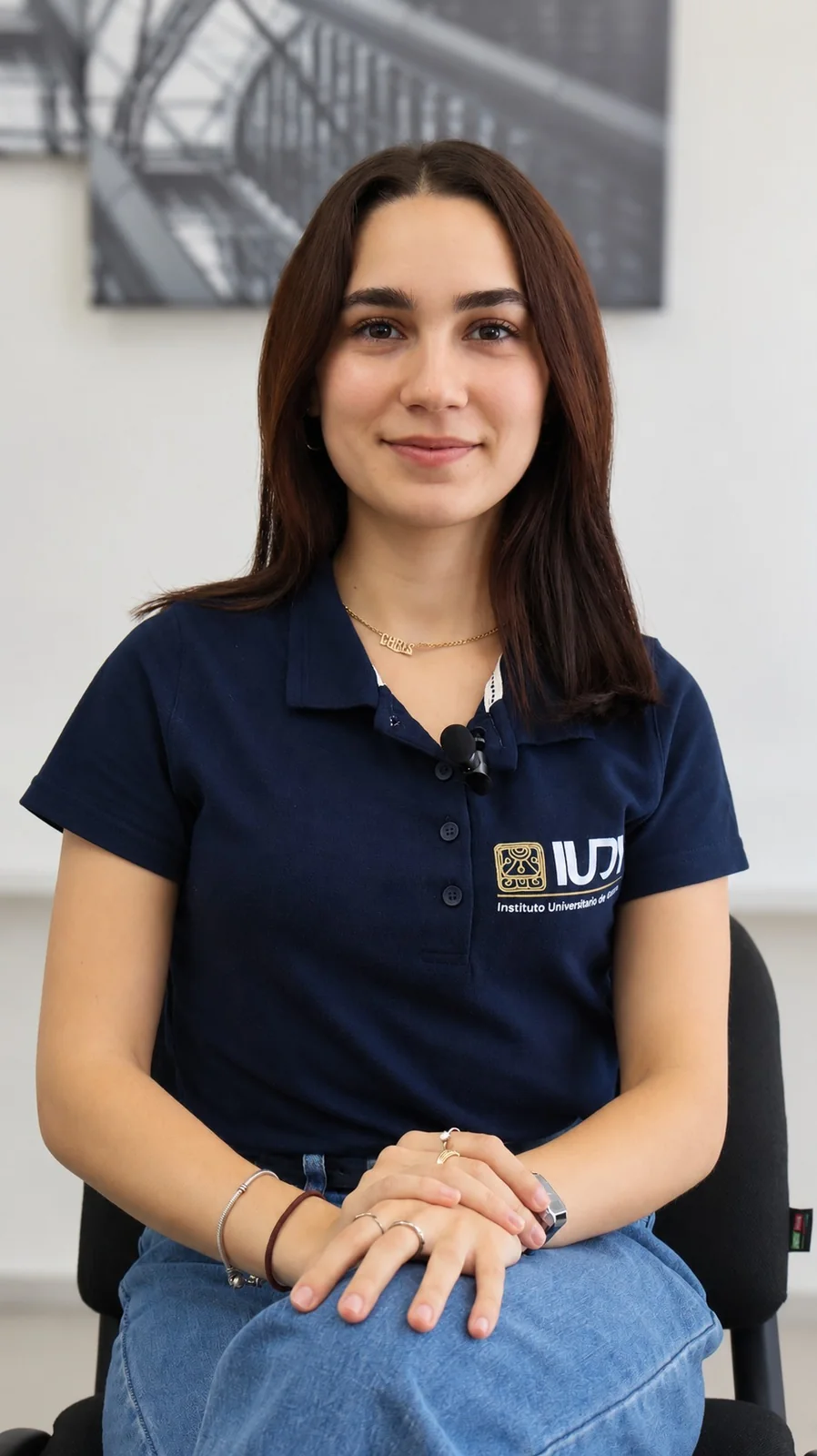 Estudiante con uniforme IUDY en un retrato