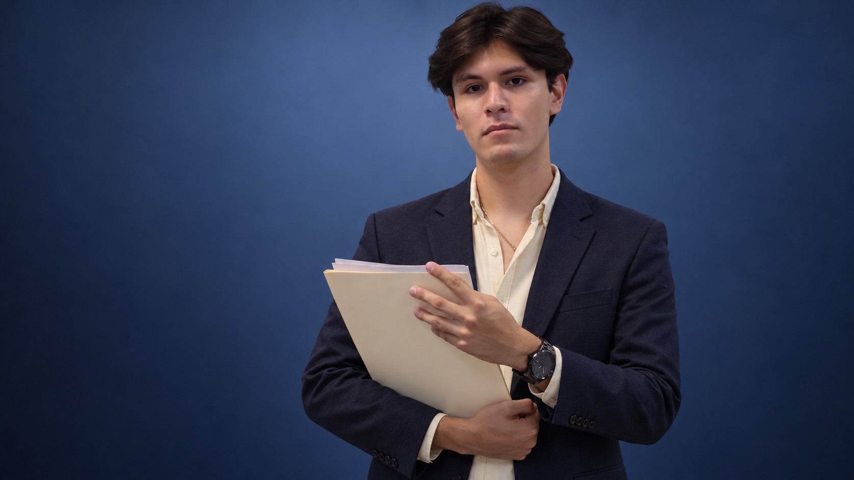 Estudiante en un retrato profesional con saco y material académico
