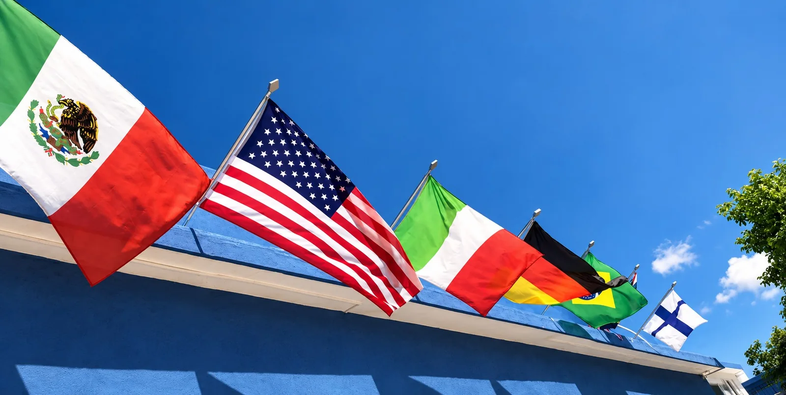 Banderas internacionales en el campus IUDY.